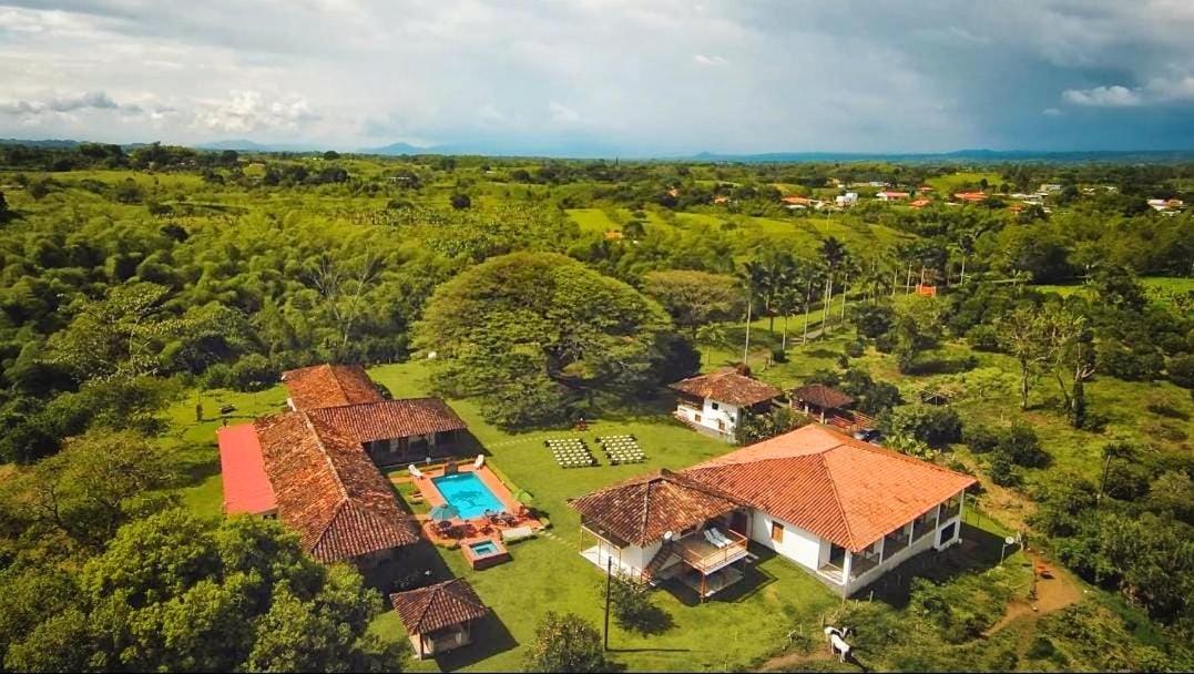Вилла Hacienda El Saman Кимбайя Экстерьер фото